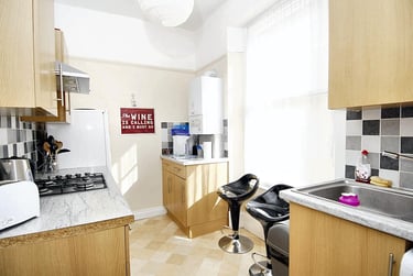 2 bed flat, Napier Terrace, Flat 2, Mutley, Plymouth, PL46ER - Image 2